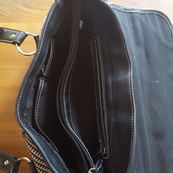 3/$20 CHAPS purse - Picture 4 of 5